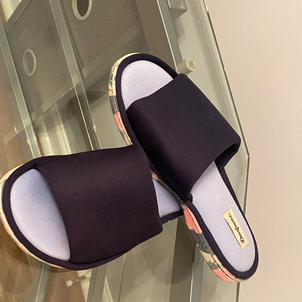 SLIPPERS SIZE 9.5